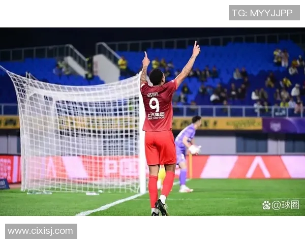 足球明星在比赛中展现惊人铲球技巧引发球迷热议与赞叹